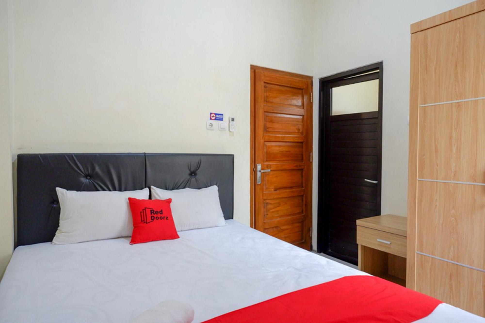 Reddoorz Syariah Near Purwosari Train Station Hotel Surakarta  Exterior photo