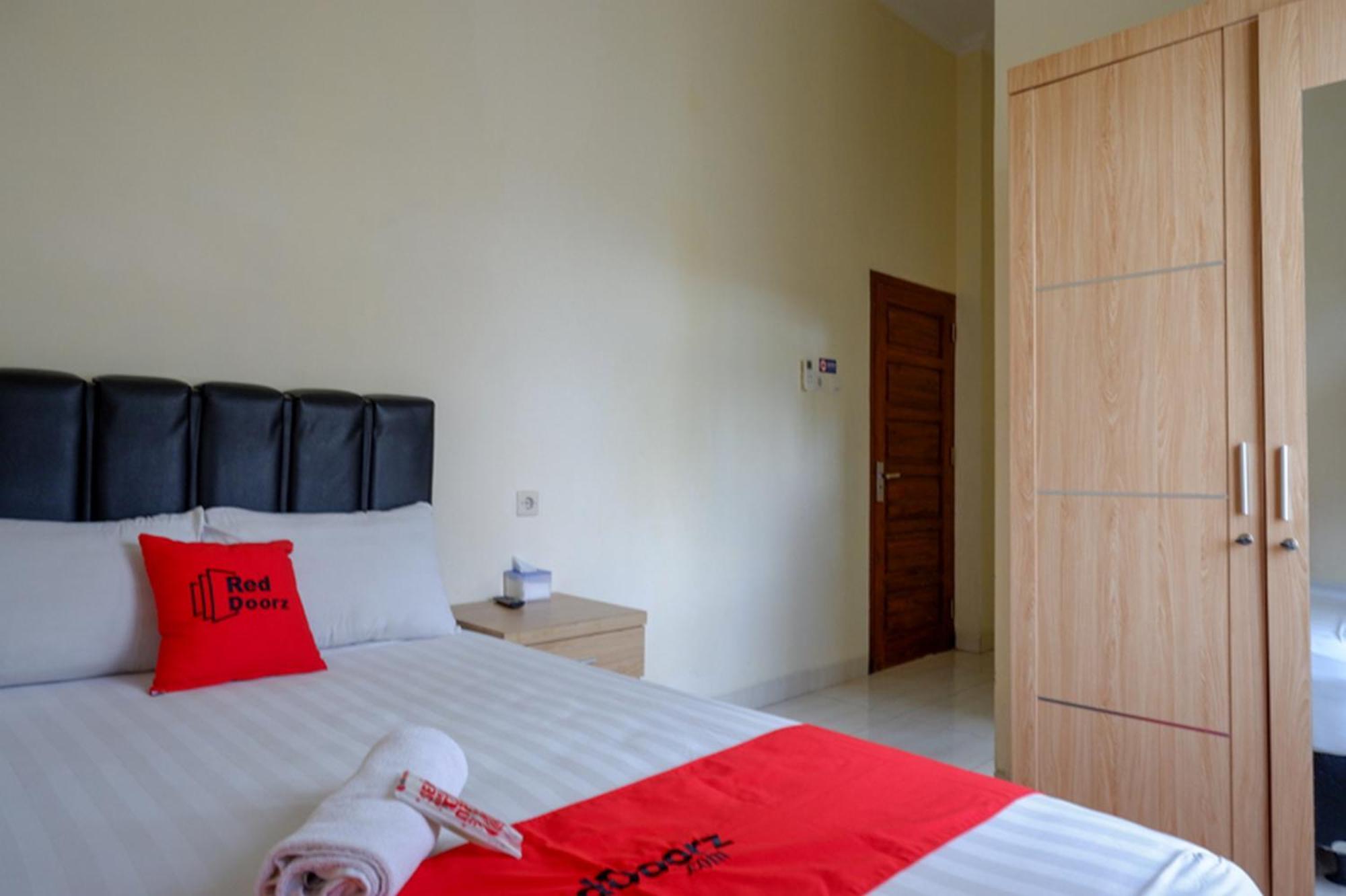 Reddoorz Syariah Near Purwosari Train Station Hotel Surakarta  Exterior photo