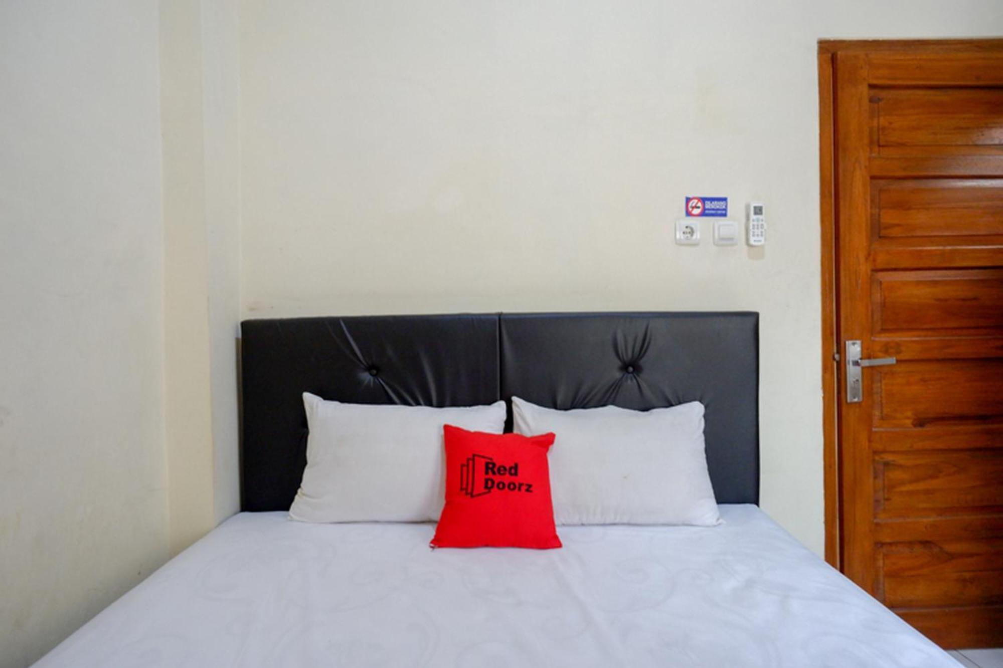Reddoorz Syariah Near Purwosari Train Station Hotel Surakarta  Exterior photo