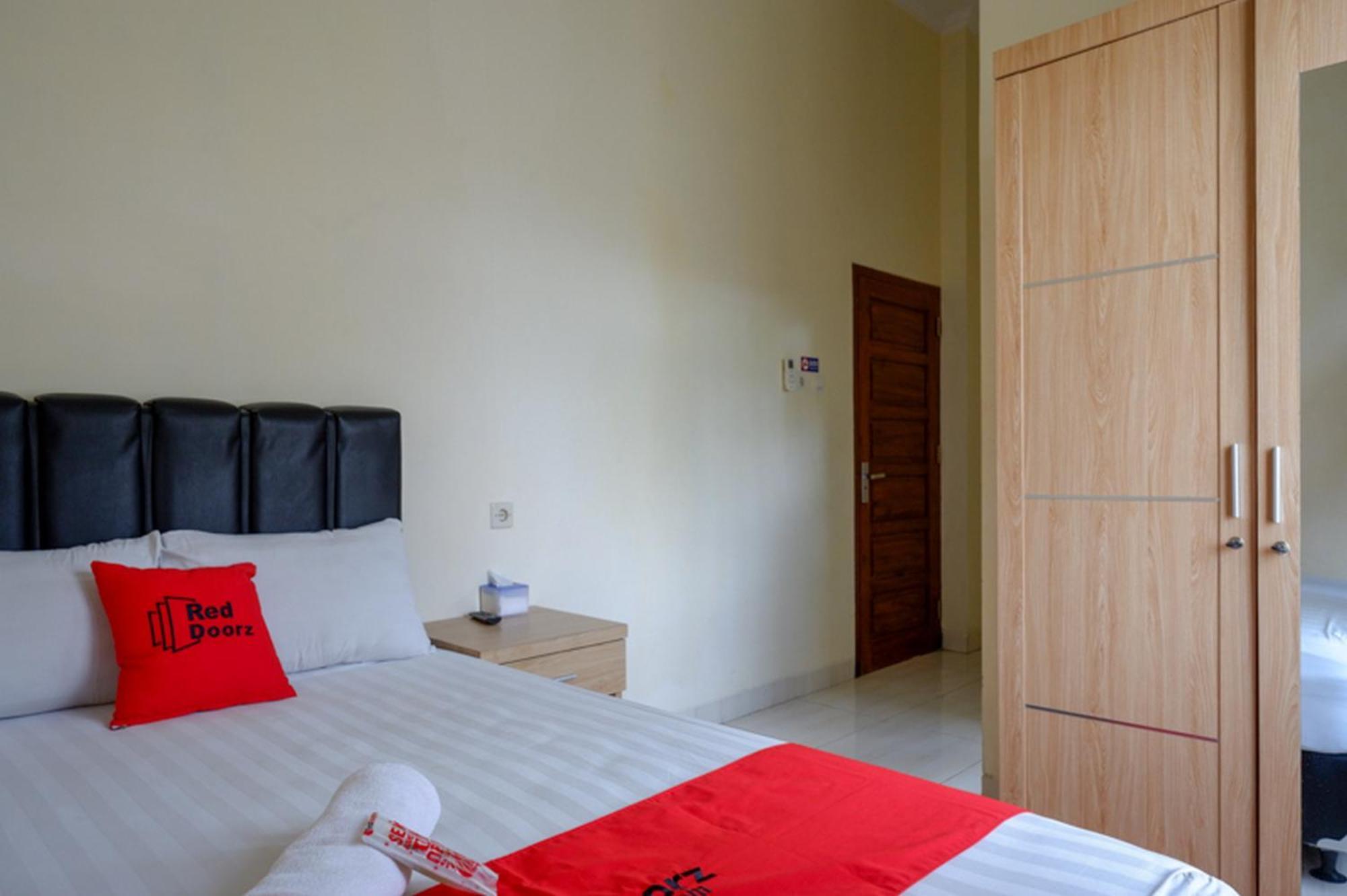 Reddoorz Syariah Near Purwosari Train Station Hotel Surakarta  Exterior photo