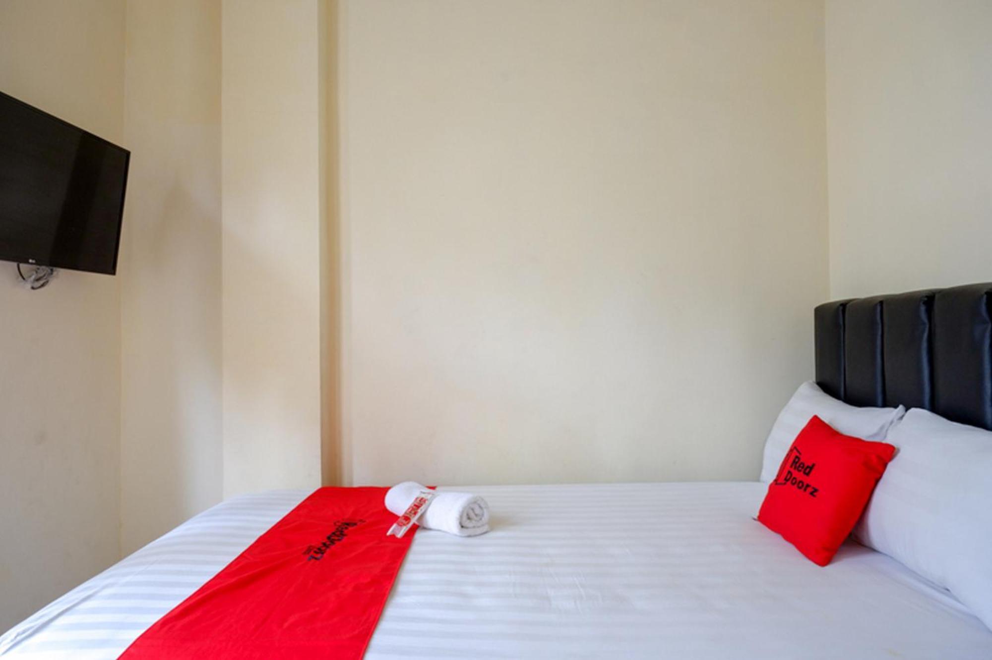 Reddoorz Syariah Near Purwosari Train Station Hotel Surakarta  Exterior photo