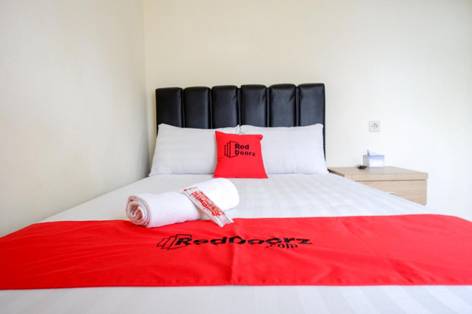 Reddoorz Syariah Near Purwosari Train Station Hotel Surakarta  Exterior photo