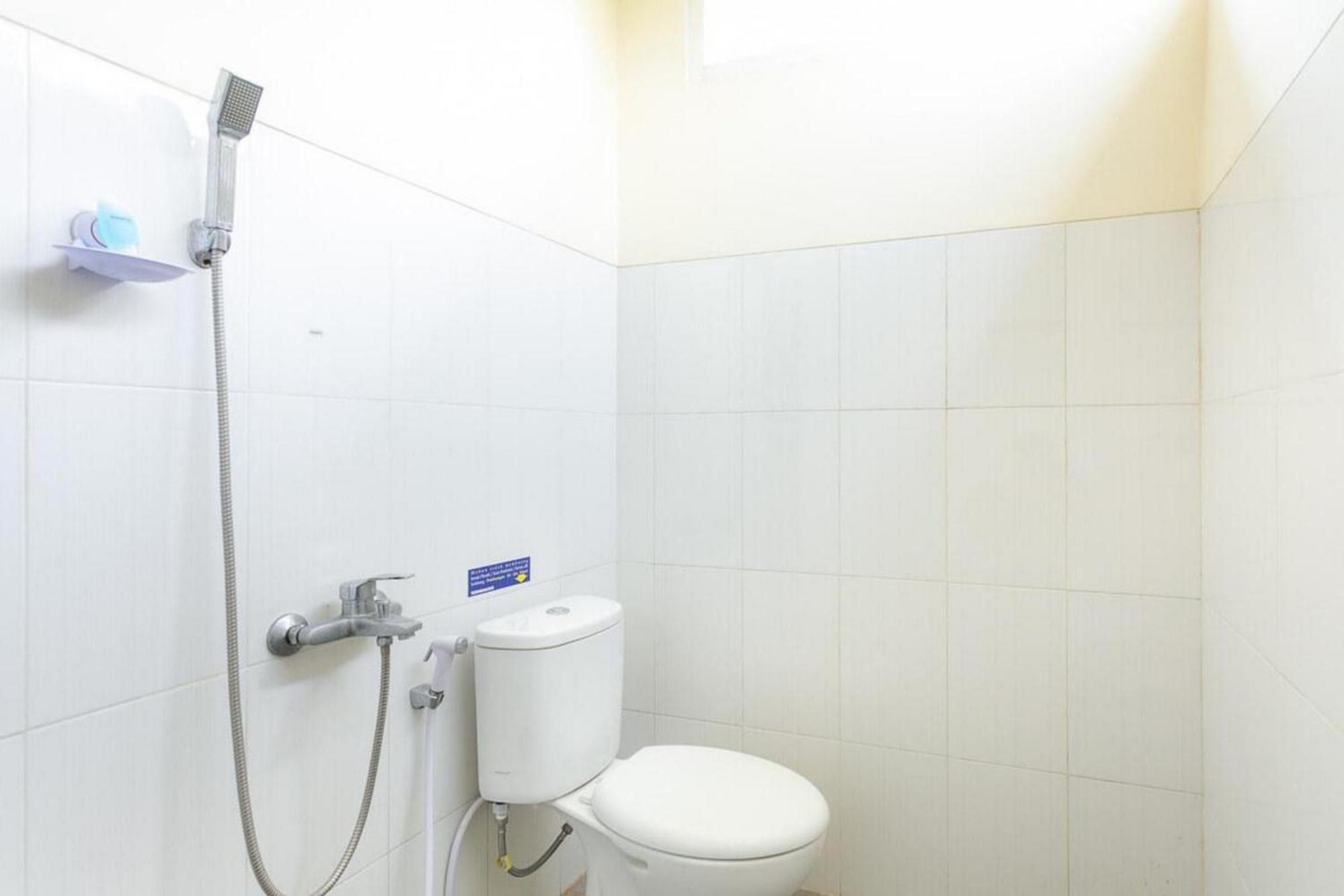 Reddoorz Syariah Near Purwosari Train Station Hotel Surakarta  Exterior photo