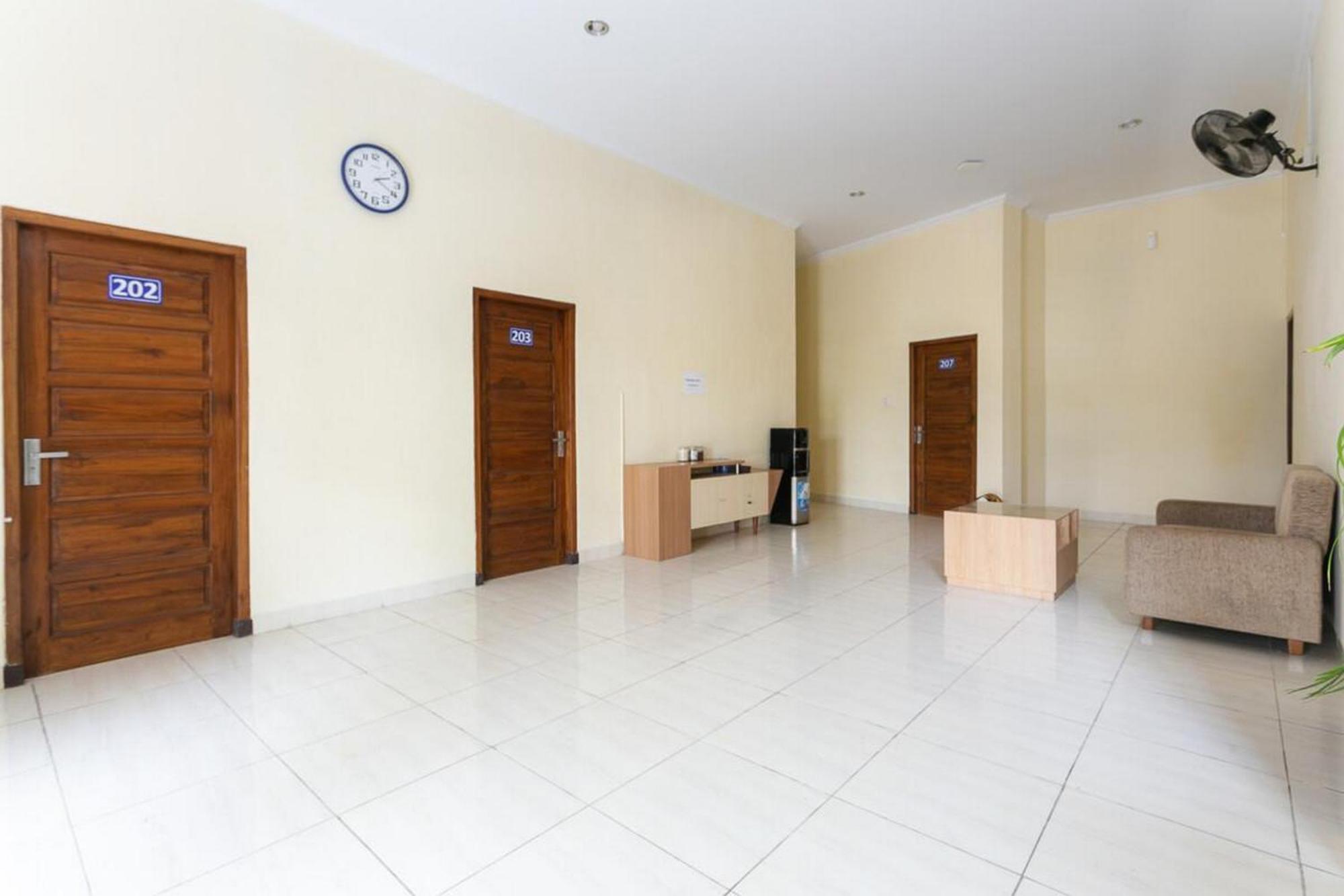 Reddoorz Syariah Near Purwosari Train Station Hotel Surakarta  Exterior photo