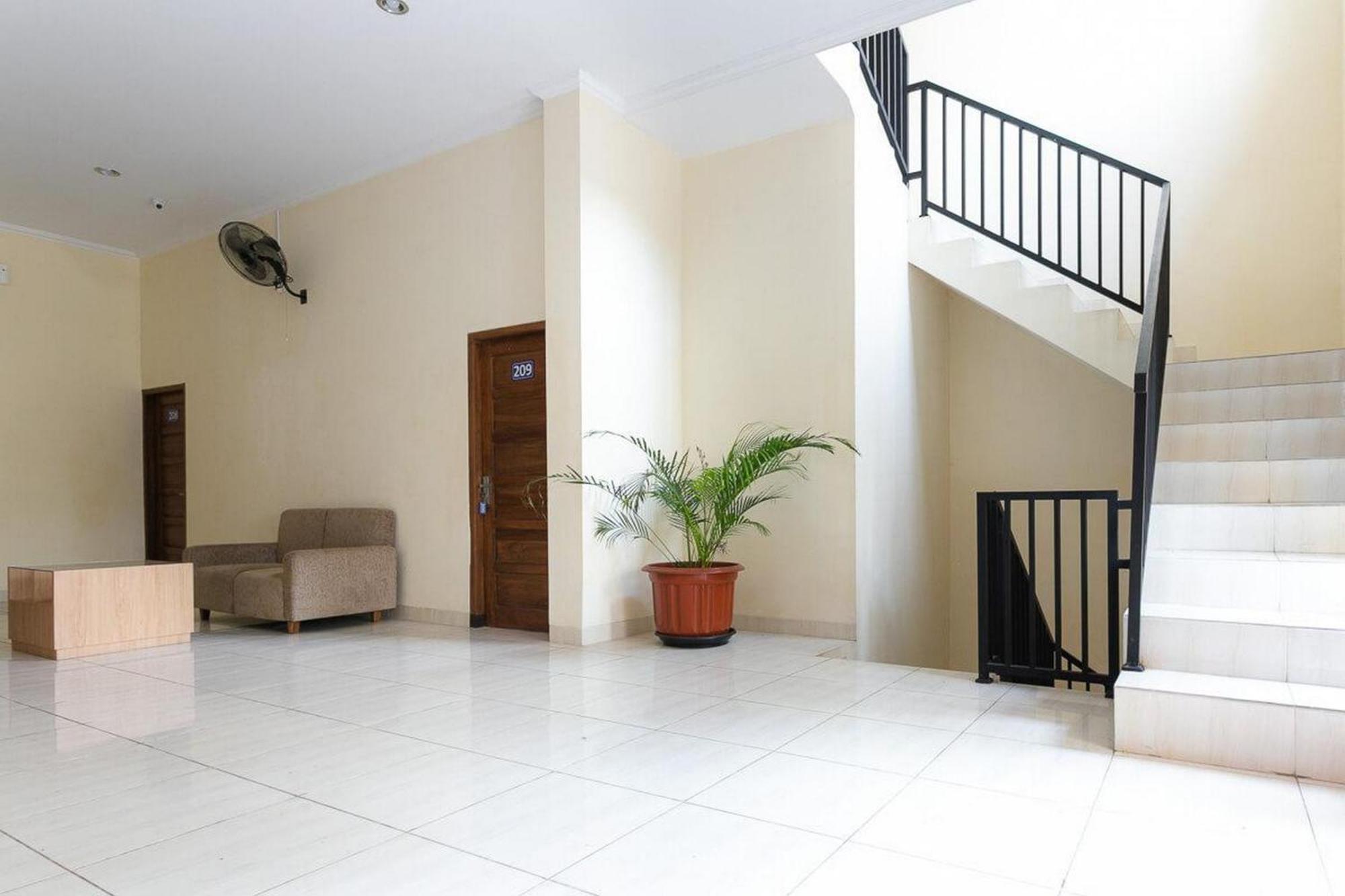 Reddoorz Syariah Near Purwosari Train Station Hotel Surakarta  Exterior photo